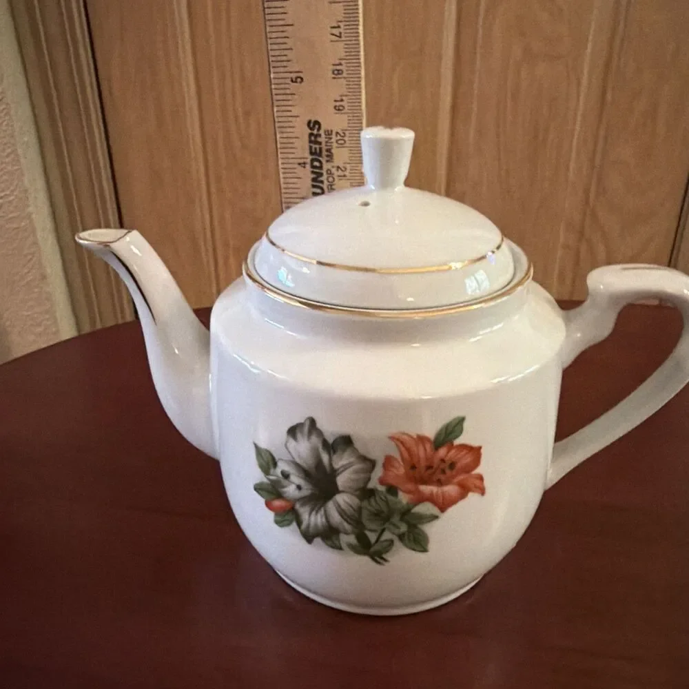 Vintage Hibiscus Teapot w/Gold Trim  Made in Liling, China. Excellent Condition!